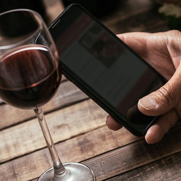 Η τεχνητή νοημοσύνη αλλάζει τον τρόπο που ανακαλύπτουμε και αγοράζουμε κρασί