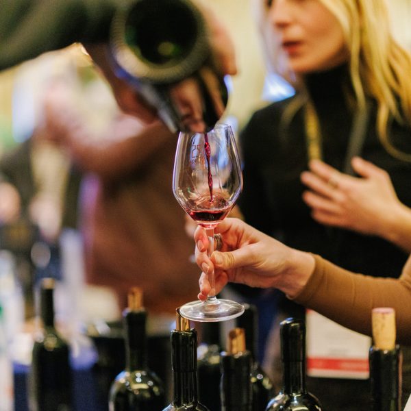 Η καρδιά των μεγάλων κόκκινων κρασιών χτυπά στο κέντρο της Αθήνας