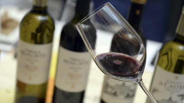 Στο επίκεντρο η φορολόγηση του αλκοόλ, με τον ΠΟΥ να πιέζει κυβερνήσεις παγκοσμίως