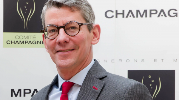 Ευρωπαϊκή διπλωματία συνιστούν οι Γάλλοι εξαγωγείς οίνων-σαμπάνιας στις απειλές Τραμπ για δασμούς 200%