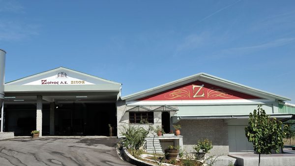 Σε limited edition το τσίπουρο από λευκή ΠΟΠ Ντεμπίνα της Ζοίνος