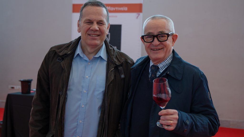 «Των οικιών ημών εμπιπραμένων, ημείς άδομεν» λέει για τα οινοποεία στην Ελλάδα ο Γιάννης Παπαργυρίου