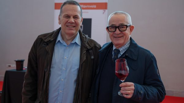 «Των οικιών ημών εμπιπραμένων, ημείς άδομεν» λέει για τα οινοποεία στην Ελλάδα ο Γιάννης Παπαργυρίου