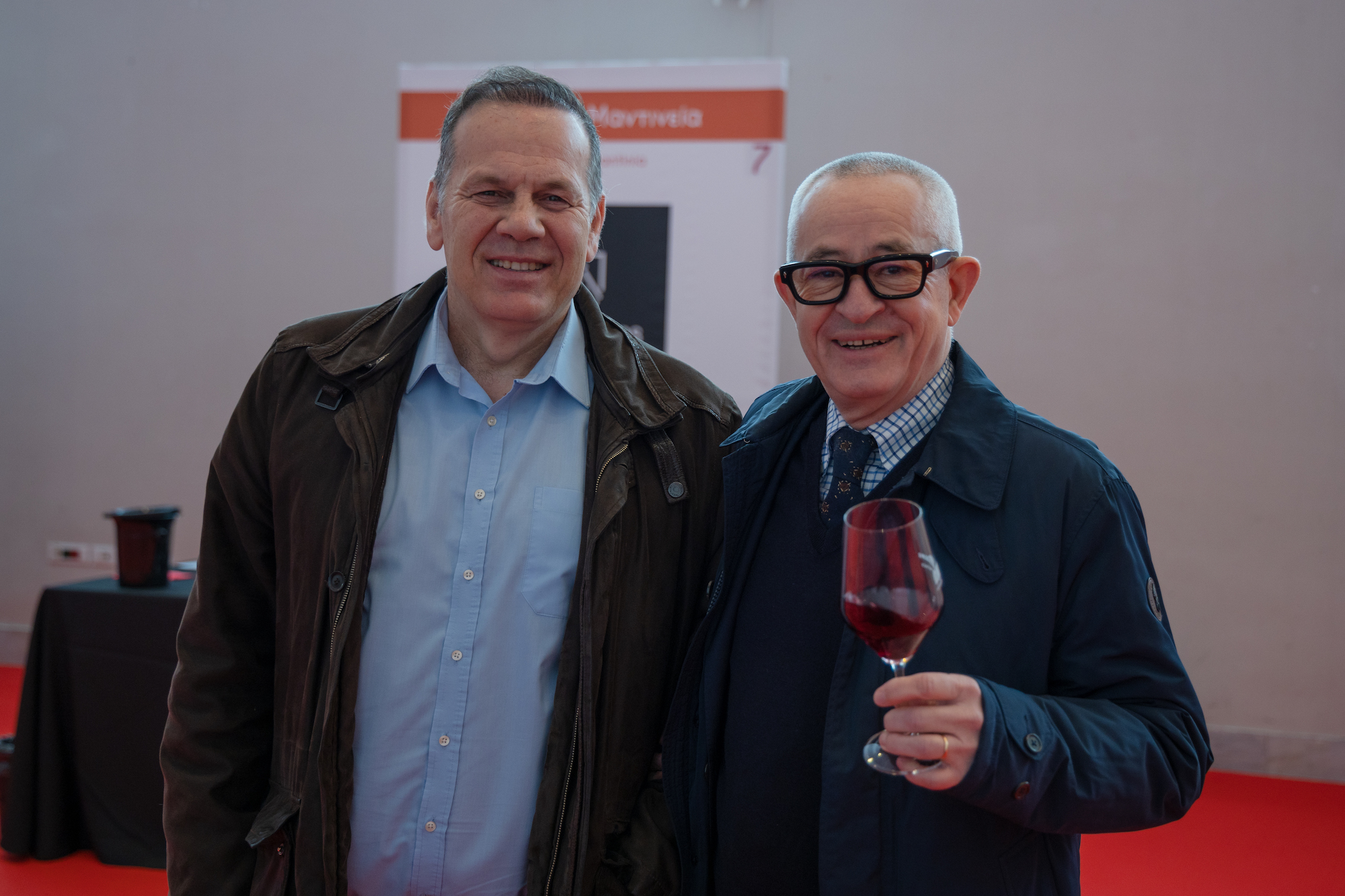 «Των οικιών ημών εμπιπραμένων, ημείς άδομεν» λέει για τα οινοποεία στην Ελλάδα ο Γιάννης Παπαργυρίου