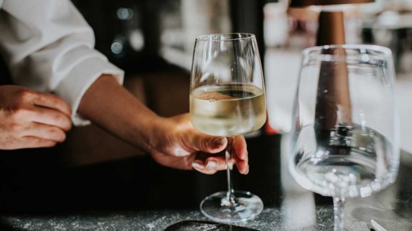 Παγκόσμιο εμπόριο οίνου σε καθοδική τροχιά το 2025 με απώλειες σε αξία και όγκο