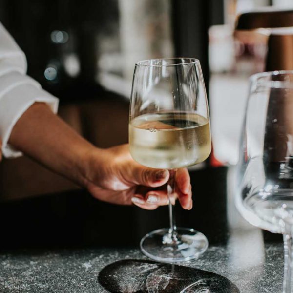 Παγκόσμιο εμπόριο οίνου σε καθοδική τροχιά το 2025 με απώλειες σε αξία και όγκο