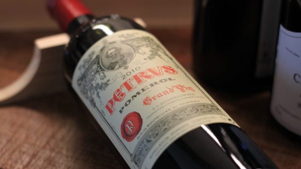 Η διεθνής αγορά των εκλεκτών οίνων αναζητά νέα σημάδια ισορροπίας