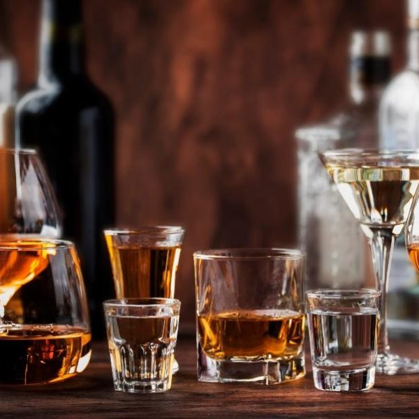 Με συμβολή 2,1 δις στο ΑΕΠ τα αποστάγματα, βαρίδι ο υψηλός ΕΦΚ λέει το ΙΟΒΕ