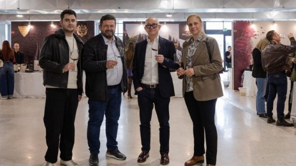 Η ομάδα του Wine Trails στο ΟΙΝΟΡΑΜΑ 2026 παρέα με έναν διάσημο Έλληνα