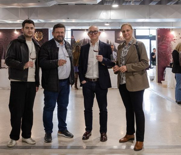 Η ομάδα του Wine Trails στο ΟΙΝΟΡΑΜΑ 2026 παρέα με έναν διάσημο Έλληνα