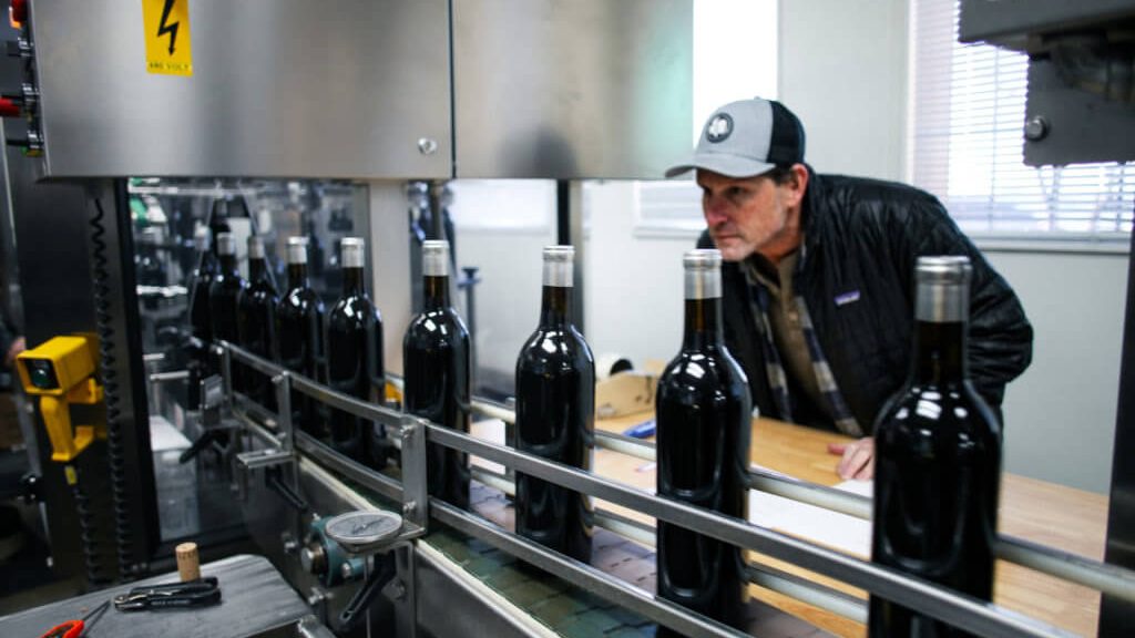 Η σταθεροποίηση των επιτοκίων αυξάνει την πίεση στην παγκόσμια αγορά οίνου