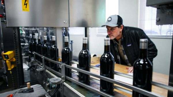 Η σταθεροποίηση των επιτοκίων αυξάνει την πίεση στην παγκόσμια αγορά οίνου