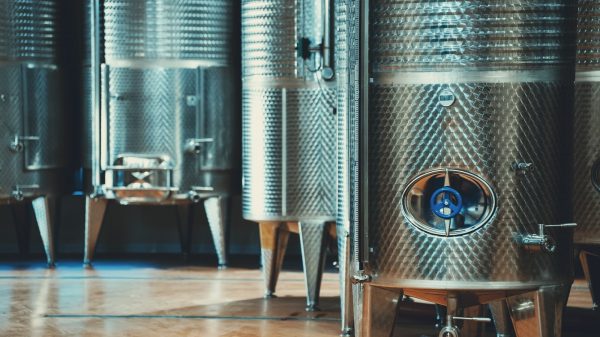 Η Γαλλία αποστάζει πλεονάζον κρασί για να ανακόψει την κρίση