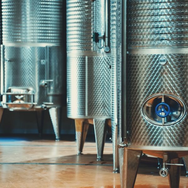 Η Γαλλία αποστάζει πλεονάζον κρασί για να ανακόψει την κρίση