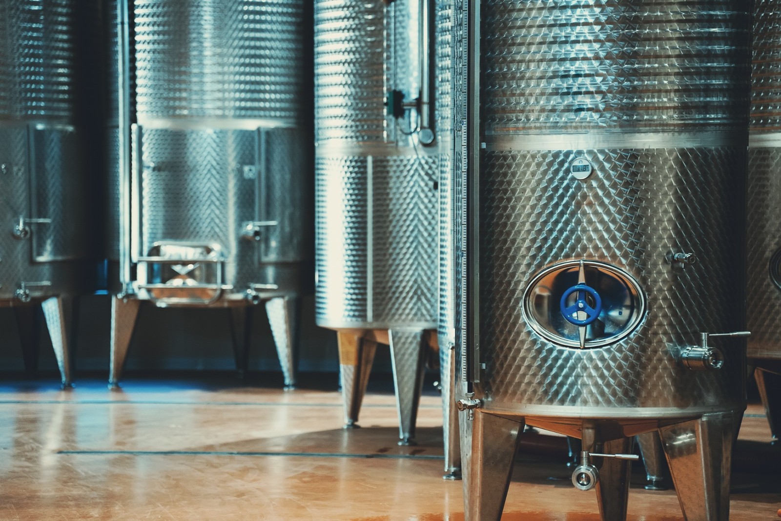 Η Γαλλία αποστάζει πλεονάζον κρασί για να ανακόψει την κρίση