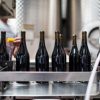 Το γυαλί παραμένει κυρίαρχο στο κρασί, αλλά η βιωσιμότητα αλλάζει τη συζήτηση