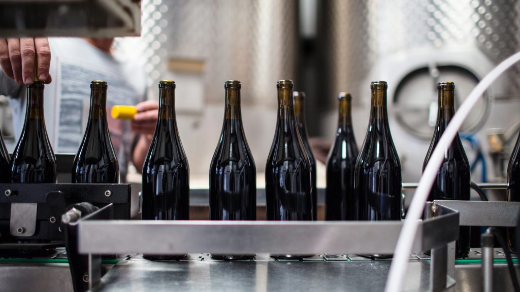 Το γυαλί παραμένει κυρίαρχο στο κρασί, αλλά η βιωσιμότητα αλλάζει τη συζήτηση