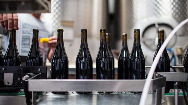 Το γυαλί παραμένει κυρίαρχο στο κρασί, αλλά η βιωσιμότητα αλλάζει τη συζήτηση