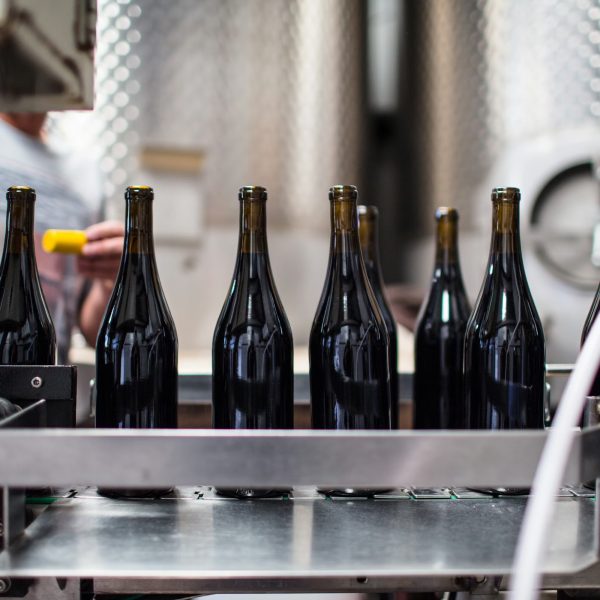 Το γυαλί παραμένει κυρίαρχο στο κρασί, αλλά η βιωσιμότητα αλλάζει τη συζήτηση