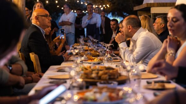 Η Οινοποιία Ψαρούλη υποδέχεται το καλοκαίρι με μια βραδιά κρασιού, μουσικής και μεσσηνιακών γεύσεων