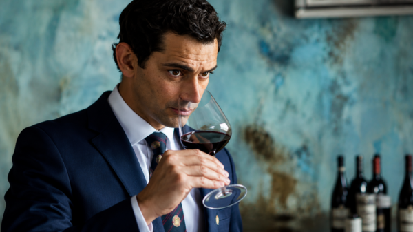 Ο Master Sommelier Matteo Montone φέρνει στο προσκήνιο τη νέα φιλοσοφία του κρασιού